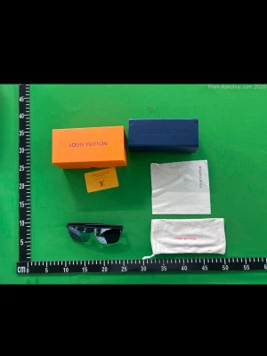 Solglasögon - Snygga svarta solglasögon från Louis med bred båge och rektangulär form. Kommer med originalbox, fodral och putsduk. Perfekta för dig som vill ha en lyxig och modern accessoar till sommaren.