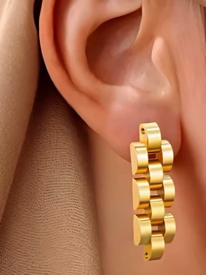 Guldtonade chunky örhängen Helt NYA - Helt nya örhängen från Cosmos Sweden – aldrig använda, levereras i original smyckesbox.  Elegant drop-design med kedjeinspirerad stil i rostfritt stål och 18K guldplätering. Ger en lyxig och modern look – perfekt både till vardag och fest.  💎 Skick: Helt ny 🛡️ Hypoallergena & hudvänliga 🚛💨 Snabb leverans  ⛔️Säljes till bra pris – först till kvarn‼️