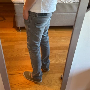 Gråa Nudie Jeans Grim Tim - Storlek: W33 L34. Modell: Grim Tim. Bra skick! 