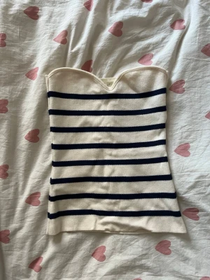 Sommar Tipp - Säljer denna tubtopp med marinblå och vita ränder. Står storlek M men passar mig som har S
