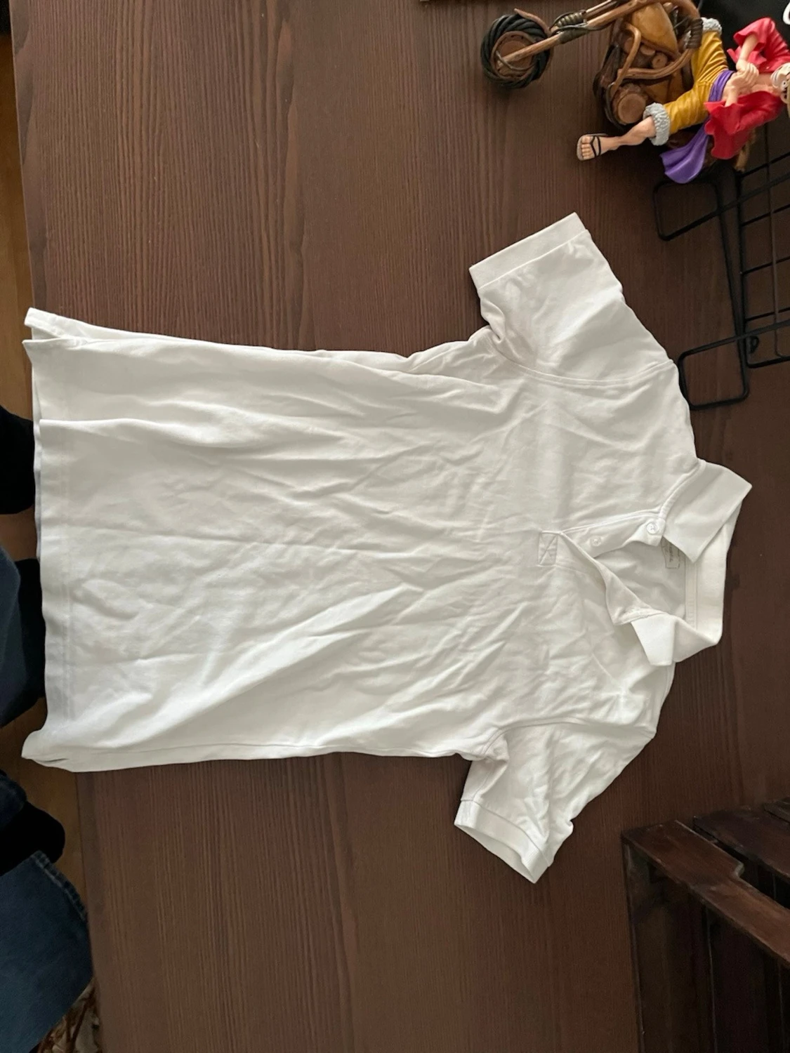 Vit piké med krage och knappar