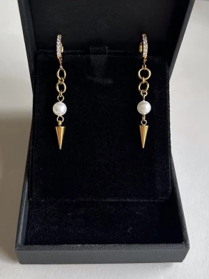 Heart earrings  - Örhängena är aldrig använda och 100 % rost- och nickelfria. Hör gärna av dig om du har några frågor ☺️