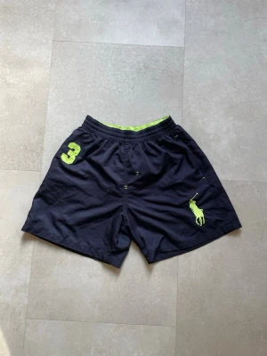 Marinblå badshorts från Polo Ralph Lauren - Men dra mig baklänges vilka feta brallor jag fått in!🤩🫣Ett par marinblå med extra elastisitet i midjan som får en att vilja slå bakåtvolter så fort man slänger på sig dem🫵👏Riktigt fina bralls till sommarn så tveka inte kring att höra av er till mig vid frågor!🙌