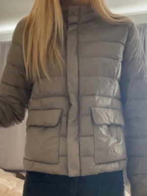 Snygg jacka - Snygg jacka i en beige/grön färg💕