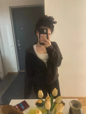 Svart hoodie från Gina Tricot - Säljer en svart hoodie från Gina Tricot i storlek M. Hoodien har dragkedja framtill, huva och långa ärmar. Perfekt för en avslappnad och chill stil. Materialet känns mjukt och bekvämt mot huden.