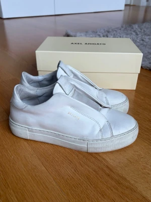 Vita sneakers från Axel Arigato - Skorna är absolut använda med lite slitningar men tycker inte alls det är något som syns eller som man tänker på när man har på sig dom ☺️man kan nog absolut tvätta till dom för att få de ännu finare!