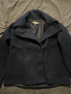 Design by Si kappa - Storlek Xs/S står det på lappen! Passar dock som S/M Bra skick, endast testad av mig men köpt på Vinted. Mörk blå. Fråga gärna om fler bilder 