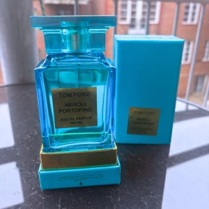 Tom Ford Neroli Portofino EdP 100 ml - Exklusiv parfym från Tom Ford, Neroli Portofino Eau de Parfum i en lyxig, turkosblå glasflaska med gulddetaljer. Flaskan rymmer 100 ml och kommer i matchande turkosblå förpackning. Doften är fräsch och elegant, perfekt för dig som gillar exklusiva parfymer.
