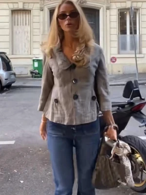 Grå kavajjacka med stora knappar - Snygg grå kavajjacka med stora dekorativa knappar framtill och trekvartsärm. Jackan har en lätt utsvängd passform och bred krage som ger en trendig look. Perfekt att styla med jeans eller kjol för en chic outfit.