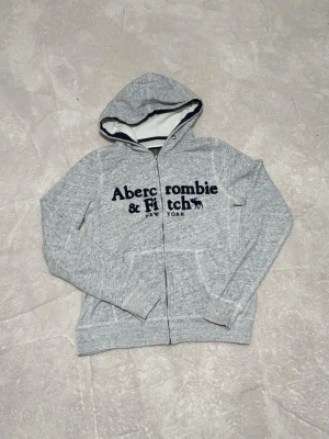 Abercrombie and Fitch hoodie - Grå hoodie från A&F. Skick 9/10✅ 