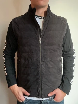 Massimo dutti väst - Väst från massimo dutti i bra skick. Storlek Large men passar mer som en Medium. 