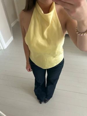 Gul satin blus - Säljer min super fina satin blus som är öppen i ryggen💕Finns inga fläckar och har sytt fast knapparna så de sitter ännu mer ordentligt 