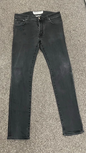 Svarta Jacob Cohen jeans - Jacob Cohën| storlek 34| passar dig som är 185+! Bra skick förutom några svarta fläckar som ej syns när man har på sig dom! Nypris runt 5400kr. Mitt pris 899kr