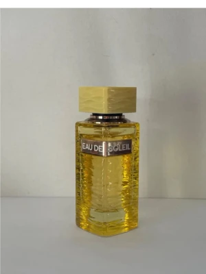 Eau de Soleil fragrance world  - Eau de soilel från fragrance world. 90ml  se bilder för mängd kvar.  Den är väldigt lik Gucci flora  gorgeous orchid. Denna parfym är airy feminin och en perfekt sommar och vår parfym. 