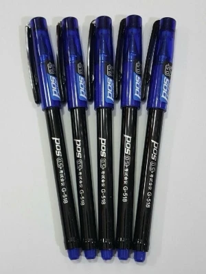 Blå svarta kulspetspennor POS G-518 - Fem stycken kulspetspennor från POS, modell G-518. Pennorna har blått lock och blå spets, med svart kropp och vit text. Perfekta för anteckningar eller skolarbete.