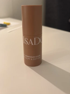 IsaDora Contour Stick Beige Neutral - IsaDora Contour Stick i färgen 32 Beige Neutral. Praktisk stickform som gör det enkelt att skulptera och definiera ansiktet. Vegansk, parfymfri och kliniskt testad. Perfekt för dig som vill ha en naturlig och jämn bas. Den är använd men är mycket kvar! (Se sista bilden). Säljer eftersom färgen inte riktigt passade mig.