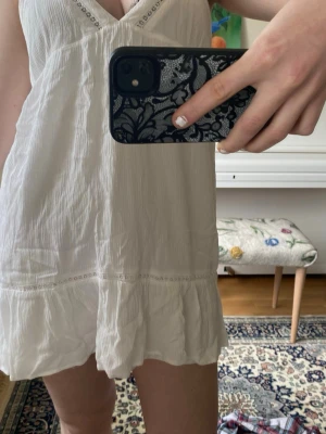 Supersnygg sommarklänning - Enbart använt några få gånger. Jättesnygg och perfekt till sommaren för bad eller för att kunna layer💕🌺 skriv för fler frågor❗️priset går att diskuteras. 