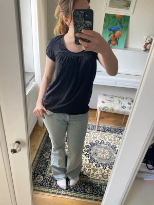 Lågmidjade jeans - Säljer ett par jättesnygga lågmidjade ljusblå bootcut jeans. Nya, använda ksk 2-3 gånger. Är 168 och jeansen är lite för långe men inte jätte! Priset går att diskuteras, skriv för fler frågor💕🤗