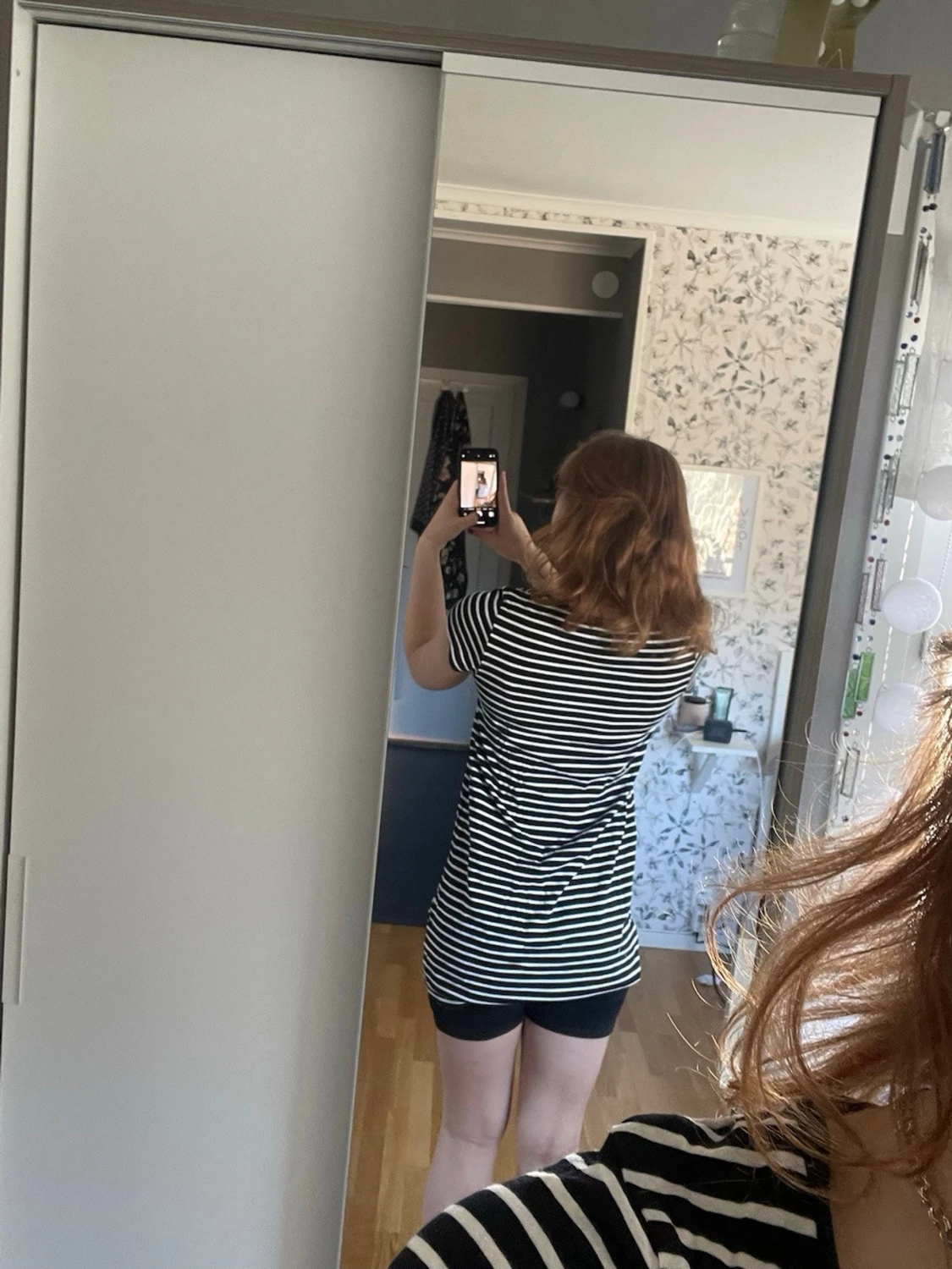 Randigt svartvitt nattlinne - 1