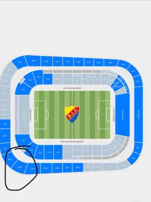 Platsbiljett DIF - Hammarby, sektion B303 - Säljer en platsbiljett till derbyt mellan DIF och Hammarby perfekt för dig som vill se Djurgårdens IF spela fotboll. Biljetten gäller på den svart markerade sektionen nära hörnet mot slakthusområdet. Digital leverans möjlig. Den är köpt på stubhub för 1000 men släpper för 900 eller billigare vid snabb affär