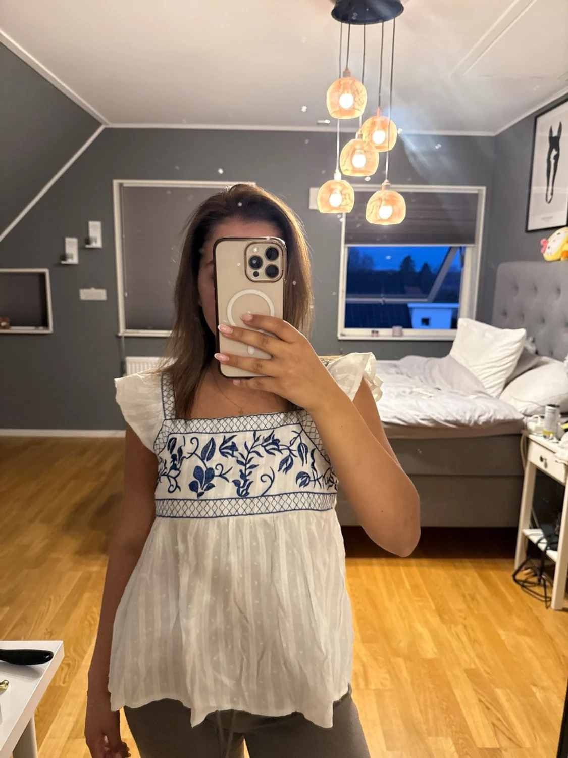 Vit blus med blå broderi och volang - 2