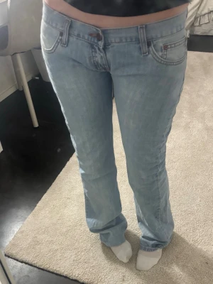 Snygga väldigt lågmidjade jeans  - Hör av vid frågor, pris kan diskuteras vid snabbt köp❤️ litet märke längst ner vid benen men märks inte när de är på alls, säljer då de inte passa rich är inte bekväm i så låga🫰