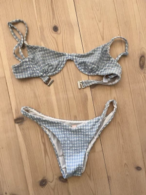 Rutig Bikini från Nelly - Har sytt i underdelen så den ska bli mer low waist. 
