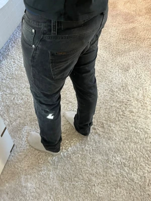 Nudie jeans Grim Tim   - Nudie Jeans | Bra skick inga större defekter | Pris - 549kr | Modellen är ca 180cm lång | Hör av dig vid minsta fråga eller fundering!!