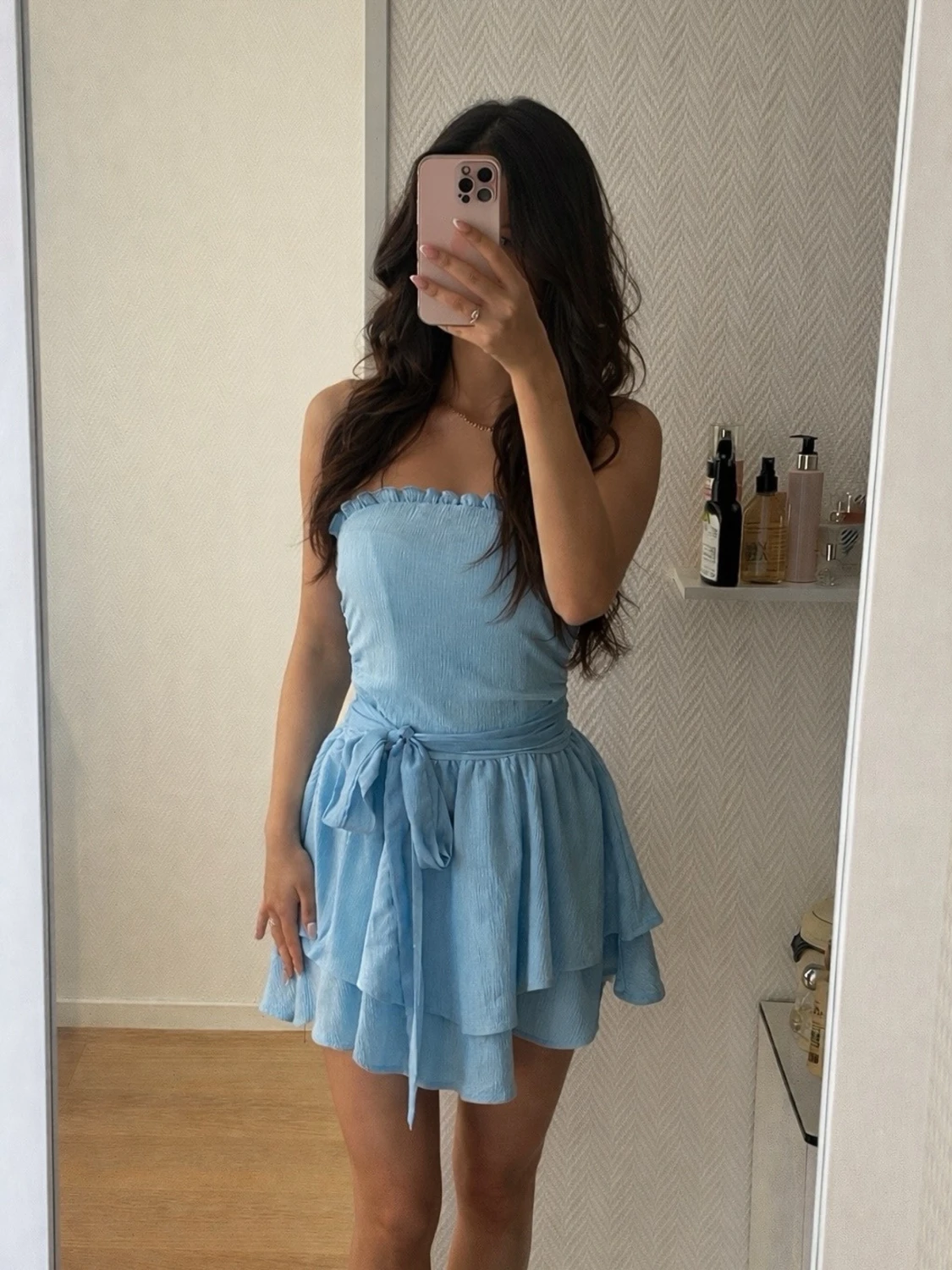 Ljusblå axelbandslös volangklänning