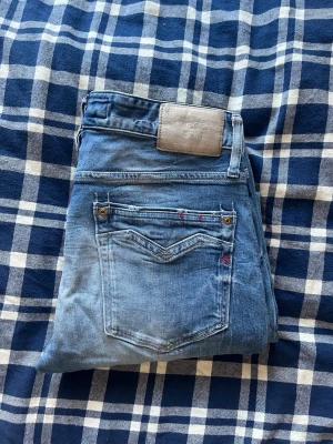 Replay Newbill jeans  - Replay Newbill jeans i fint skick. JAG SKICKAR EJ FLER BILDER PÅ JEANSEN! för storleksguide hänvisar jag till måtten och för bättre inblick i passformen rekommenderar jag att googla på modellnamnet. :) 1,108