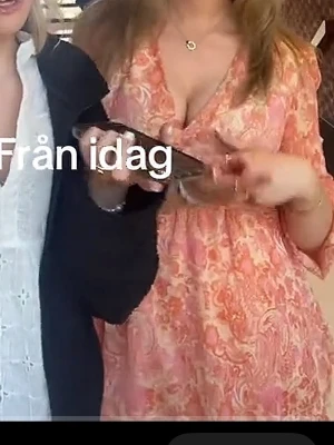 Orange känning med volanger - Säljer en persikofärgad omlottklänning med blommigt mönster och volangdetaljer. Klänningen har v-ringning, långa ärmar och är tillverkad i ett lätt, flowy material. Perfekt för sommarens alla tillfällen!