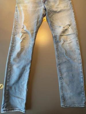 Diesel jeans  - Säljer ett par feta diesel jeans med straight/slim fit, och en skön fade. Har några slitningar, men det skapar karaktär.  