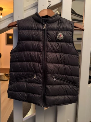 Marinblå väst från Moncler - Säljer min marinblå väst från Moncler då den inte kommer till användning!