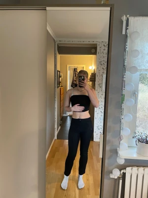 Svarta skinny jeans med hög midja - Säljer ett par svarta skinny jeans med hög midja och tight passform. Jeansen är tillverkade i stretchigt material som sitter bekvämt. 