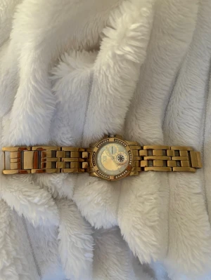 Guld klocka  - Klocka från Dyrberg (funkar ej) men det går att fixa. Annars i jätte fin skick och ingen skada.🤍