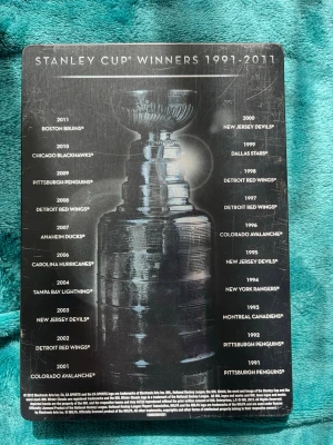 NHL 13 till Xbox 360 - NHL 13 till Xbox 360 är ett ishockeyspel från EA Sports där du kan spela som dina favoritlag i NHL. Omslaget har en spelare i orange och svart utrustning och spelet levereras i originalfodral med skiva och manual. Perfekt för hockeyfans som gillar sportspel.