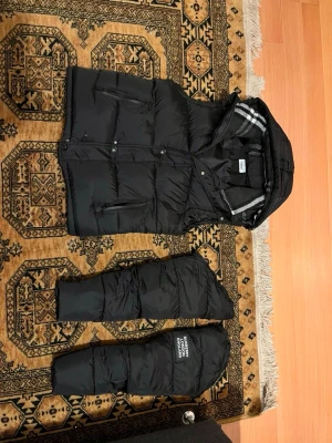 Burburry jacka/väst - En burrbury jacka som kan bli till väst storlek S en litet hål i jackan syns inte men den går och fixas 