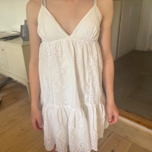 Zara klänning med hålbroderi - Somrig och söt klänning från Zara. Ett av fästena på framsidan är lagat men inget man tänker på!❣️❣️🤗🤗