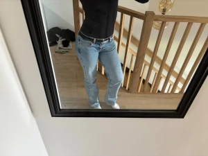 Ljusblå Low waist straight jeans - Säljer ett par ljusblå lågmidjade raka jeans från Junkyard i Storlek S. För stora för mig därför jag säljer i nyskick med prislapp kvar💞