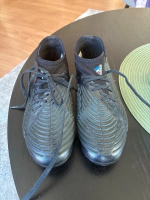 Adidas svarta fotbollsskor - Söker du ett par fotbollsskor till din son/dotter  i bra skick men vill inte lägga massa pengar så kanske jag har dem. Säljer dessa fotbollsskor i storlek 35, de är använda en sommar men fortfarande i bra skick. Priset kan diskuteras, vid snabb affär lägre pris. Nypris är 800kr, har köpt dem ifrån stadium/stadium outlet. Har inte tagit någon bild som visar att de är äkta men kan självklart göra det. 