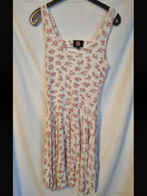 Blommig klänning  - Blommig klänning i storlek M från Wear it. Fint skick.