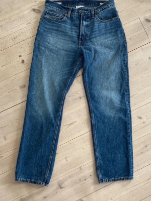 Jeans Vailent Loose 31/32 - Klassiska blå jeans från Vailent med rak passform och fem fickor. Jeansen har en tidlös tvätt och är tillverkade i slitstarkt denim. Storlek: 31/32. Modell: Loose. Ej använda.