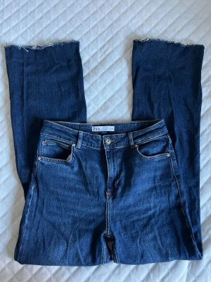 Mörkblå bootcut jeans Zara 38/M - Använda några få gånger Har fått en reva längst ner vid fotändan (se bild) men utöver det i väldigt fint skick  Stretchiga och mjuka i materialet Högmidjade/midwaist  Midjemått: ca 35cm  Innerbenslängd: Ca 74cm   PS: Kolla in mina andra annonser, upp till 20% rabatt vid köp av flera artiklar och priset går nästan alltid att diskutera!🩷 Skickar oftast inom 24 timmar! 💌