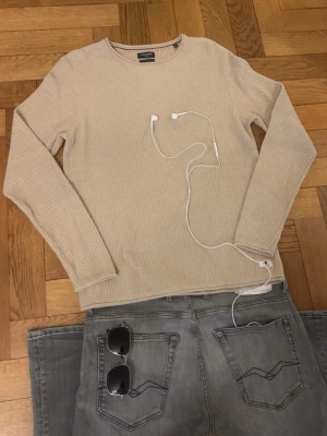 Jack&Jones long sleeve  - Grym kvalité, inga defekter. Storlek är M, Men Kolla måtten så de passar:)  Mått -|-  Axelmått: 44 cm  Längd: 68 cm  Bröst: 52 cm  Arm: 69 cm  Leverans sker dagen efter, men har du nån fråga är det bara att skriva :)