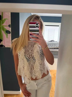 Vit spetsblus !! - Säljer denna supersöta spetsblusen från Zara!! Så perfekt till våren💗❣️🥰🥰🥰