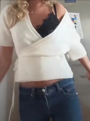 Vit stickad omlottopp  - Superfin vit omlottopp från missäy med korta ärmar och knytning på sidan. Första bilden lånad men ser exakt likadan ut som man ser på mina egna bilder! Helt ny med prislapp kvar