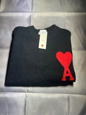 Ami Paris knitwear  - Säljer nu en ami Paris knitwear, helt ny och stilren 🔥 skickar inom 1-2 arbets dagar 📦 💫 dm för mer info, i helt nytt skick också