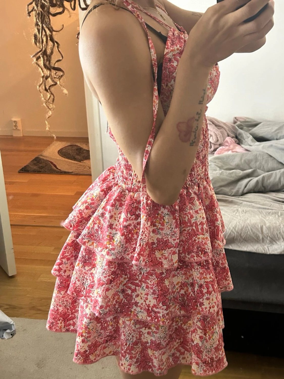 Blommig rosa volangklänning - 1