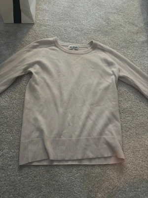 Rosa tröja Soft goat - En stilren rosa stickad tröja från Soft goat med rund halsringning och långa ärmar. Tröjan har ribbstickade muddar vid ärmslut och nederkant, vilket ger en snygg och enkel look. Perfekt för lager-på-lager och passar till det mesta. Ett litet hål i armen men inget alltför synligt