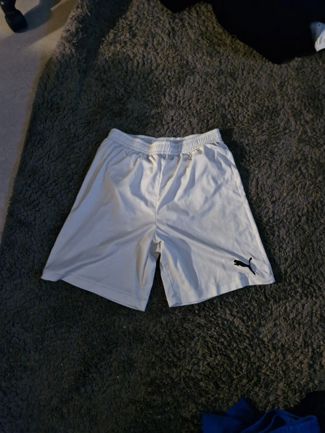 Vita shorts från Puma med logga